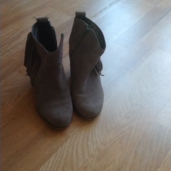 Boots - Picture 3 of 4